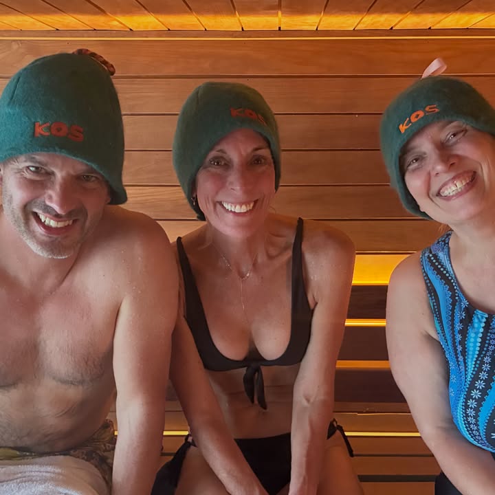Tre medlemmer hos KOS Sauna i New York bruker MARKA-badstuluer fra Løyly.