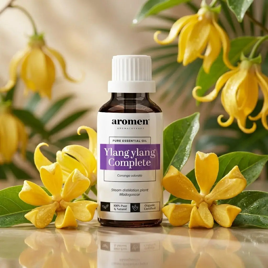 Aromen Ylang Ylang med illustrerte ylang-ylang-blomster i bakgrunnen