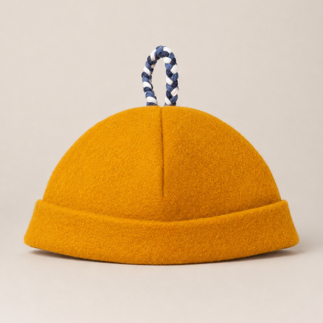 Utsira sauna hat in ochre wool with a hand-braided loop from Løyly