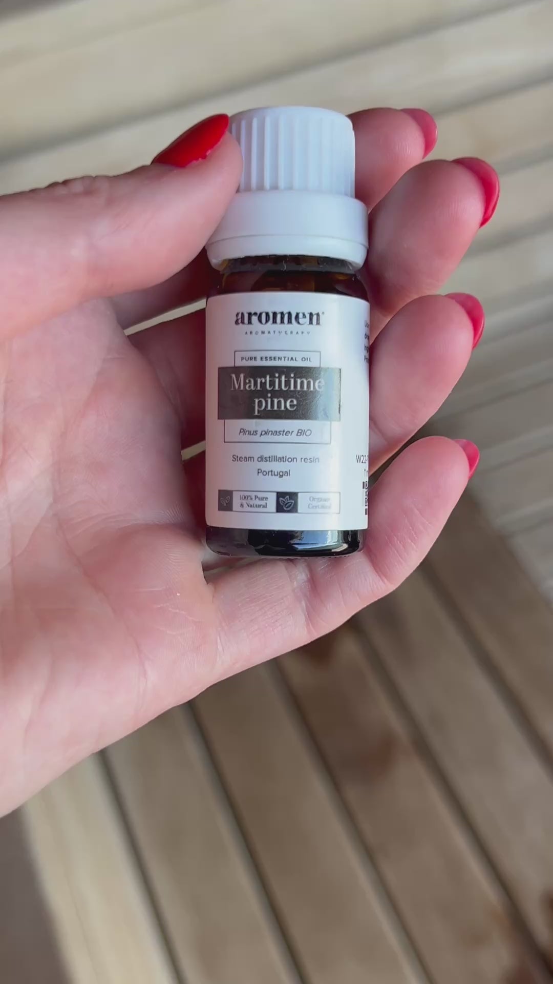 Furu (kyst) / Maritime Pine eterisk olje fra Aromen holdt i hånd i badstumiljø